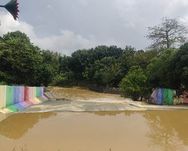 Kondisi aliran air Sungai Kebonagung ketika usia hujan, Rabu (14-05-2025).