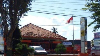 KOKOH-Bangunan Kantor Pos Indonesia Cabang Sumenep tampak sepi pengunjung.