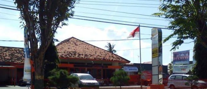KOKOH-Bangunan Kantor Pos Indonesia Cabang Sumenep tampak sepi pengunjung.