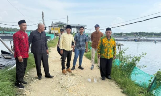 MEMANTAU: Pansus Komisi III DPRD Sumenep melaksanakan sidak ke sejumlah tambak udang.