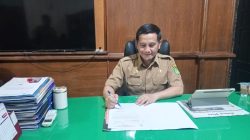 TEGAS: Kepala Dinas Sosial (Kadinsos) Sumenep Mustangin ketika ditemui di ruang kerjanya.