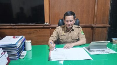 TEGAS: Kepala Dinas Sosial (Kadinsos) Sumenep Mustangin ketika ditemui di ruang kerjanya.