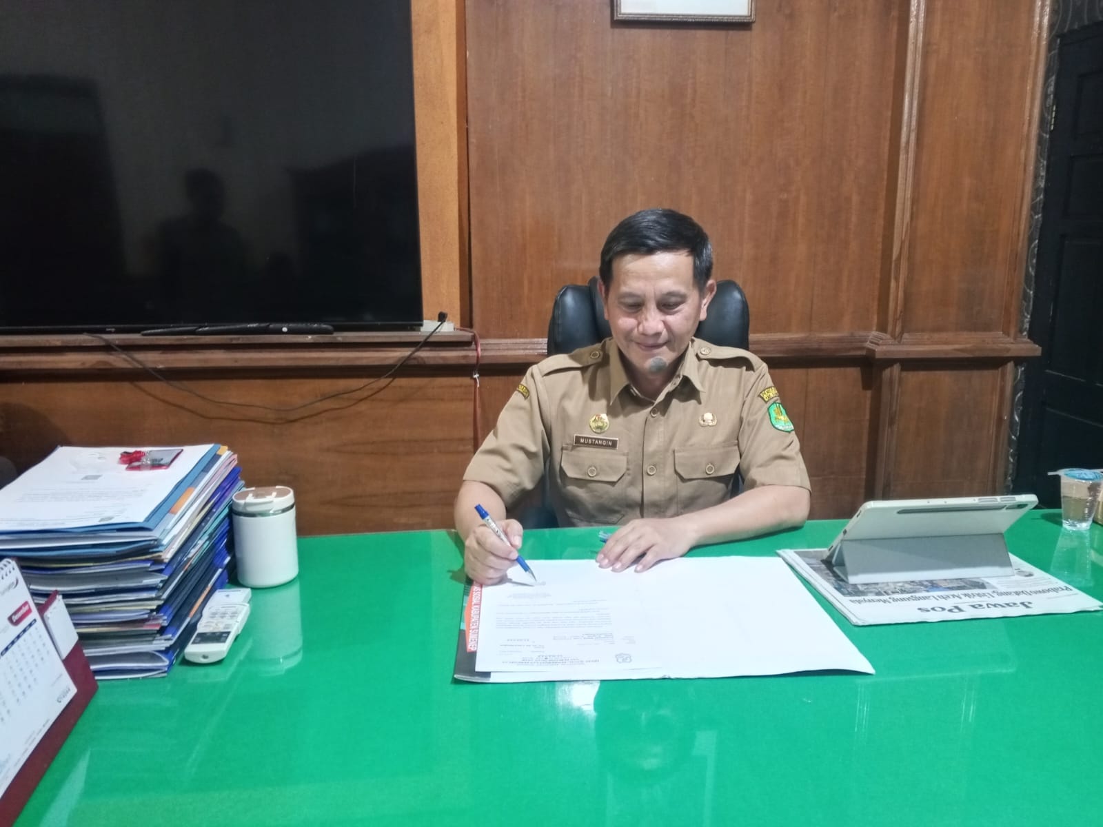 TEGAS: Kepala Dinas Sosial (Kadinsos) Sumenep Mustangin ketika ditemui di ruang kerjanya.